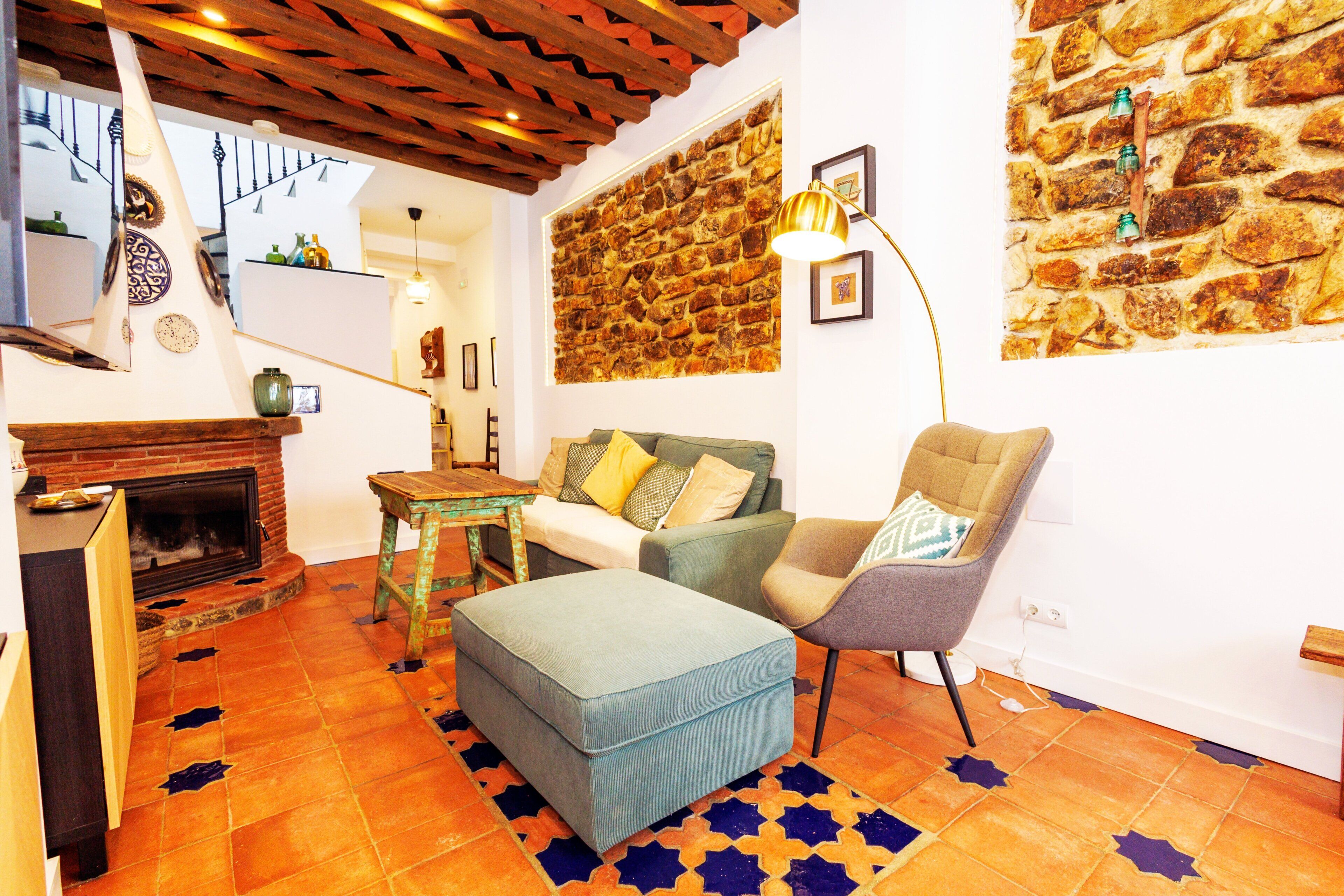 Una televisión, una chimenea