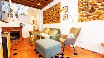 Una televisión, una chimenea