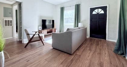 Charming 2-bedroom close to Airport and Zoo!