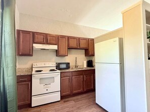 Mikroaaltouuni, uuni, liesi, ruokailupöytä