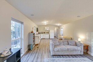 Living area - Charming Rural Retreat 2Br 2Bath (Glenburn)