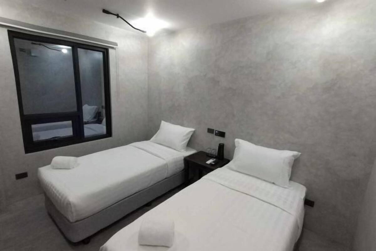 In-room safe, WiFi (free), bed sheets