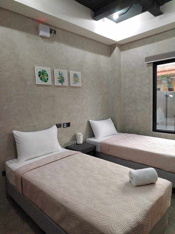 Habitación Deluxe con 1 cama matrimonial o 2 individuales, 2 camas individuales, para no fumadores | Caja de seguridad en la habitación, wifi gratis y ropa de cama 