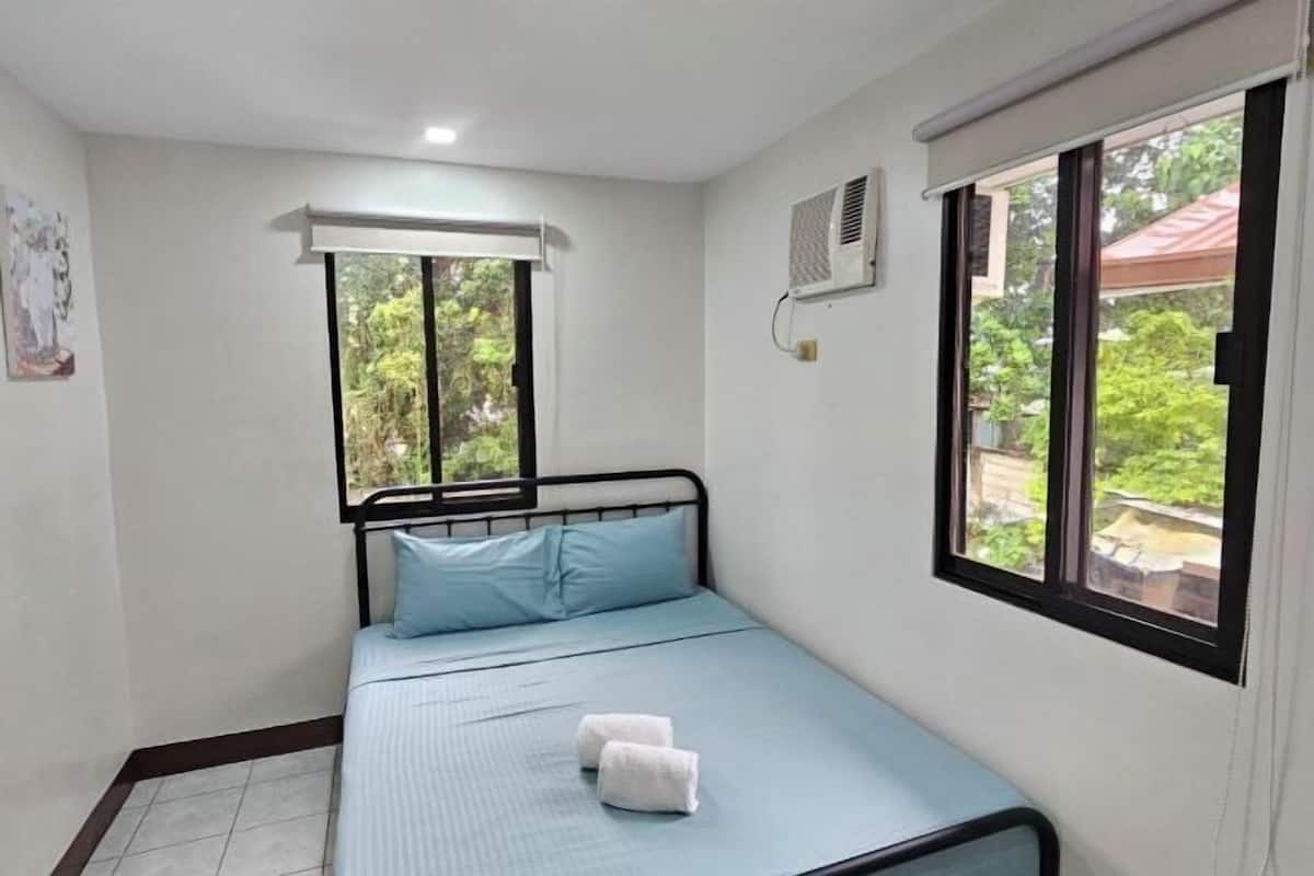 In-room safe, free WiFi, bed sheets