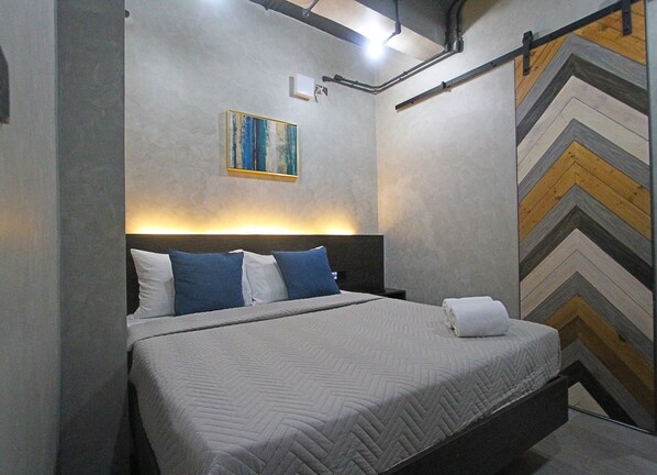 Deluxe Double Room, Non Smoking, Private Bathroom | Peti besi dalam bilik, Wi-fi percuma, cadar katil 