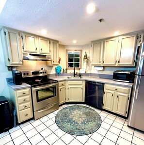 冷蔵庫、電子レンジ、オーブン、コンロ