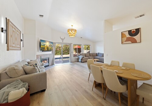 Desert Dreams - Charming 2-bedroom house with a salt water pool