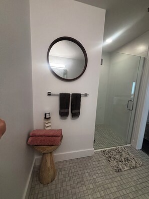 Douche, serviettes fournies, papier toilette