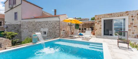 Lämmitetty uima-allas