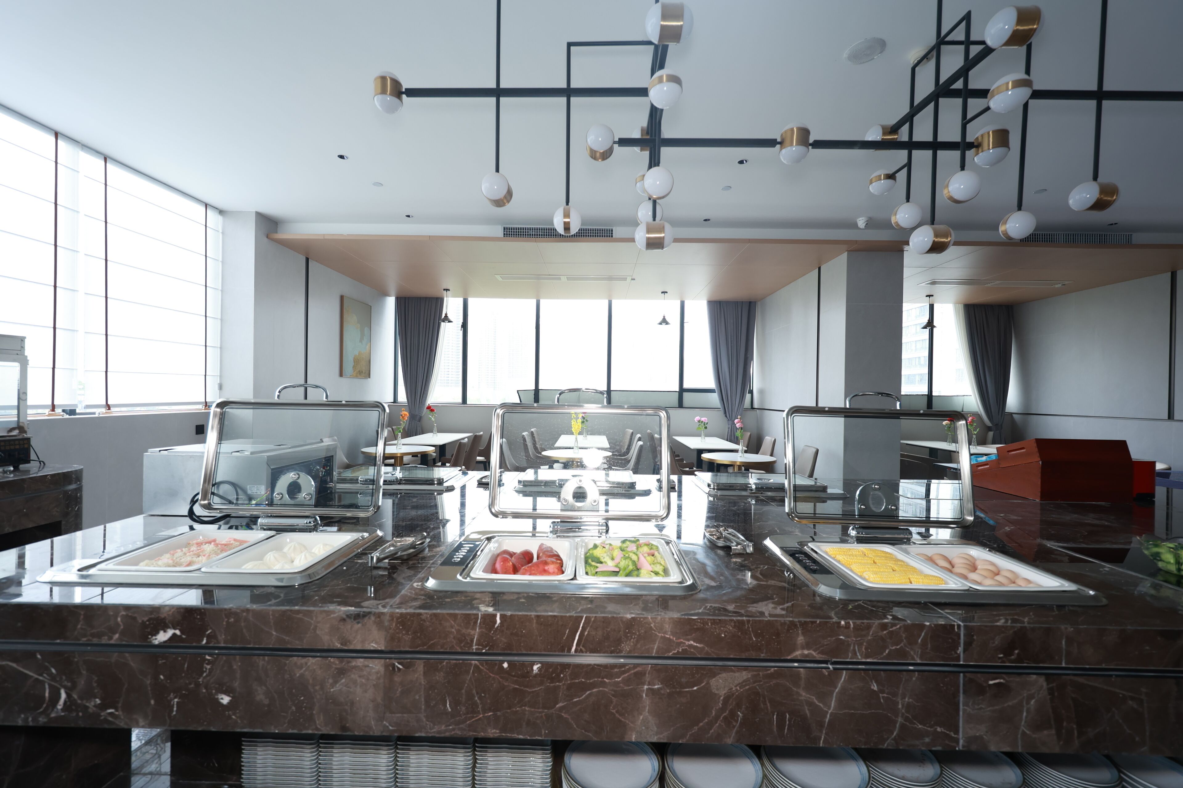 Daily buffet breakfast (CNY 38 per person)