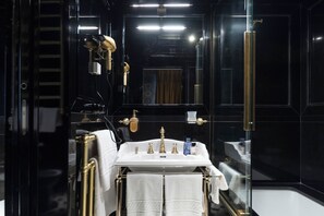 Haartrockner, Bidet, Handtücher, Seife