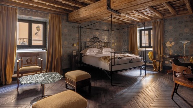 A bedroom with a four-poster bed, wooden flooring, a small table, and a chair. - 2 Luxury Suites on the Same Floor - 1 min from Piazza Navona (Roma)