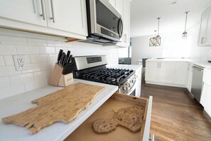 冷蔵庫、電子レンジ、オーブン、コンロ