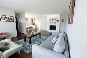 スマートテレビ、暖炉、書庫