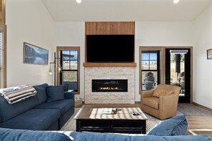 Una Smart TV, una chimenea, videojuegos, libros