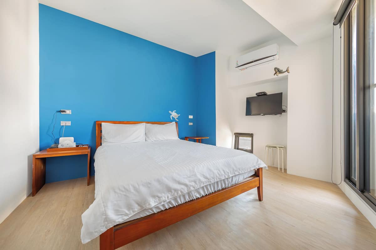 Quarto casal, sacada | Cortinas blackout, Wi-Fi de cortesia, roupa de cama