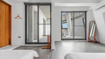 Quadruple room with balcony | Blackout drapes, free WiFi, bed sheets