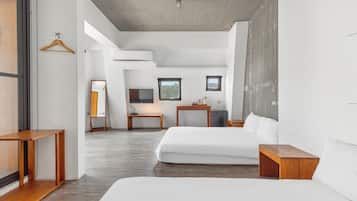 Habitación cuádruple, balcón | Cortinas opacas, wifi gratis, ropa de cama