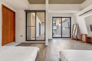 四人房-附阳台 | 遮光窗帘、免费 WiFi、床单