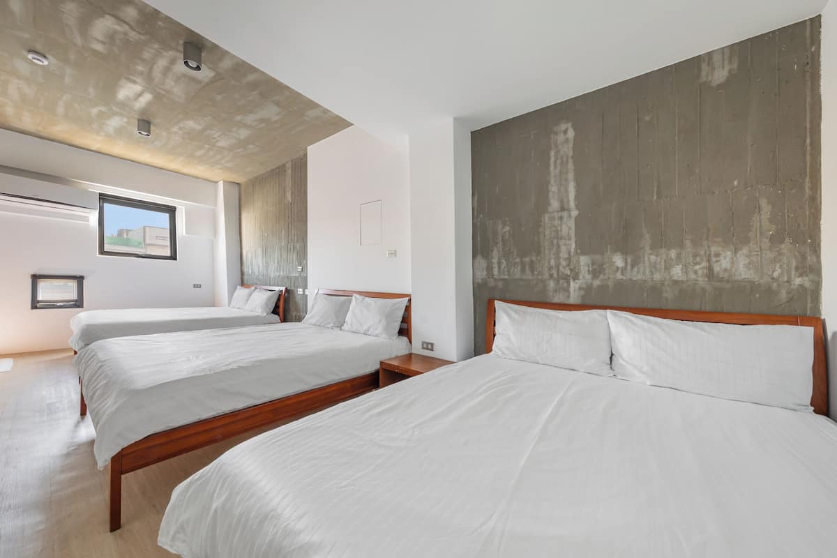 Quarto família | Cortinas blackout, Wi-Fi de cortesia, roupa de cama