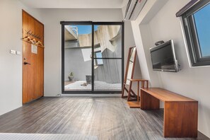 Fyrbäddsrum - balkong | Mörkläggningsgardiner, gratis wi-fi och sängkläder