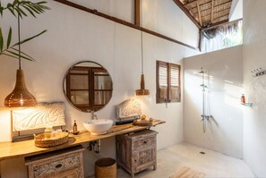 Douche, sèche-cheveux, serviettes fournies, savon