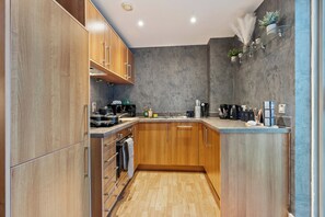 Kjøleskap, mikrobølgeovn, ovn og kokeplater