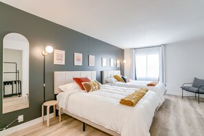 1 soverom, skrivebord og sengetøy