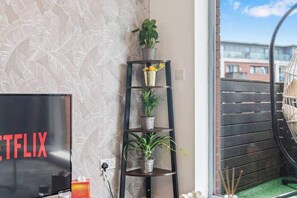 Interior - Desert Oasis Sleeps 8 with Parking (Birmingham)