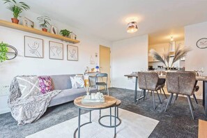 TV - Desert Oasis Sleeps 8 with Parking (Birmingham)