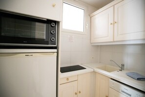 Kylskåp, mikrovågsugn, ugn och spishäll