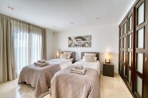 5 slaapkamers, een kluis op de kamer, een strijkplank/strijkijzer