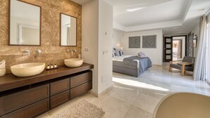 Ein modernes Badezimmer mit einem großen Spiegel, zwei Waschbecken und einer Holzausstattung.