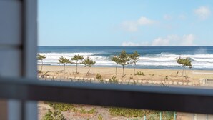 A view of a beach with waves and trees. - Yangyang Bono Pet-friendly Pension (Yangyang)