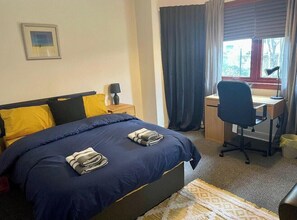 3 chambres, fer et planche à repasser, Wi-Fi, draps fournis