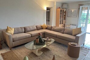 Fireplace, stereo - 8 Bed Villa with Private Pool & Terrace (Montouliers)