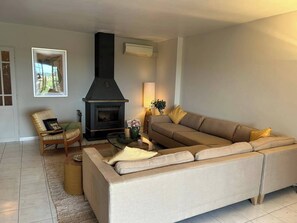 Eldstad och en stereo