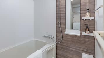 Dreibettzimmer, Nichtraucher, Balkon | Badezimmer | Dusche, Haartrockner, Hausschuhe, Handtücher