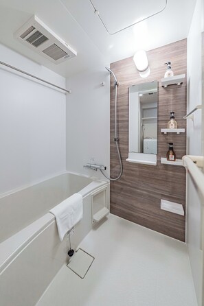 Habitación triple, para no fumadores, balcón | Baño | Regadera, secadora de cabello, pantuflas, toallas 
