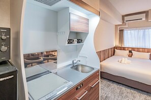 Habitación cuádruple, para no fumadores, balcón | Cocina privada | Refrigerador, microondas y utensilios de cocina 