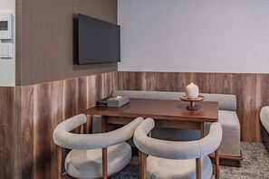 Blackout curtains, soundproofing, free WiFi - Apartment Hotel 11 Kuromon 4 (Osaka)