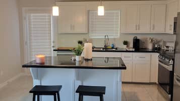 Mikrovågsugn, ugn, spishäll och diskmaskin