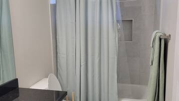 Dusch, hårtork, handdukar och tvål