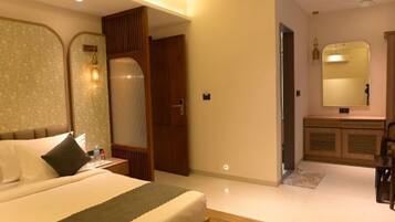 Luxury Twin Room | Desk, laptop workspace