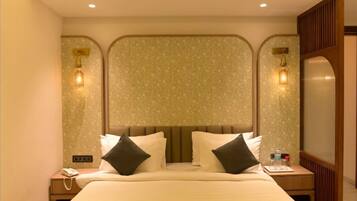 Luxury Twin Room | Desk, laptop workspace