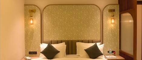 Luxury Twin Room | Desk, laptop workspace