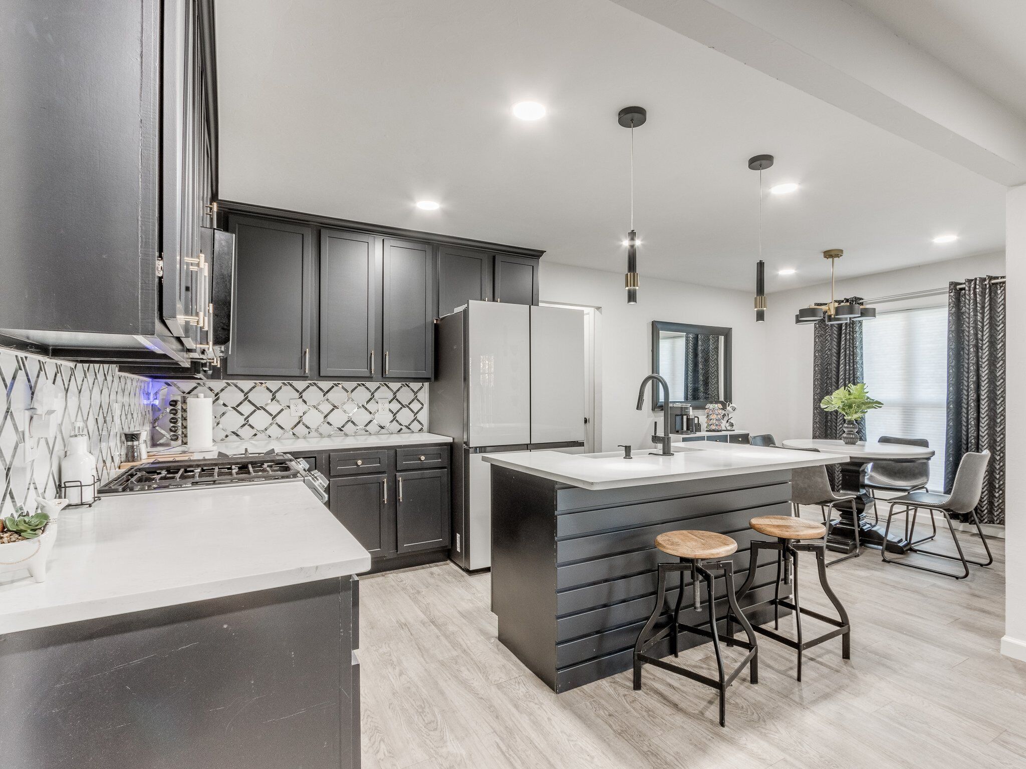 Jääkaappi, mikroaaltouuni, liesi, kahvin-/teenkeitin