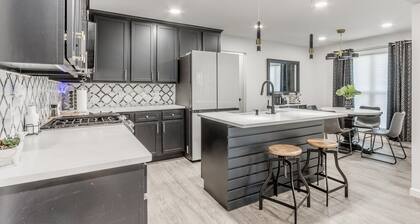 Spacious Luxury House w/ Pool & GUEST HOUSE 12 min from DOWNTOWN OKC