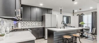Spacious Luxury House w/ Pool & GUEST HOUSE 12 min from DOWNTOWN OKC