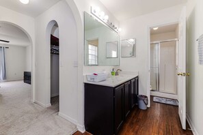 Shower, hair dryer, towels, soap - Spacious 4-Bedroom Family-Friendly House in Winter Haven, FL (Winter Haven)
